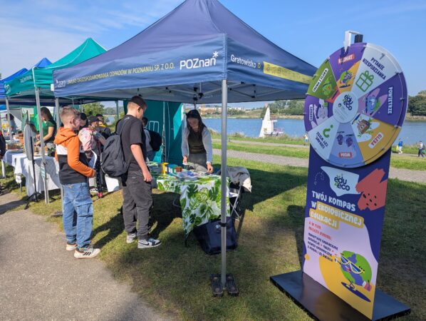 stoisko edukacyjne w trakcie akcji "Warta warta posprzątania"